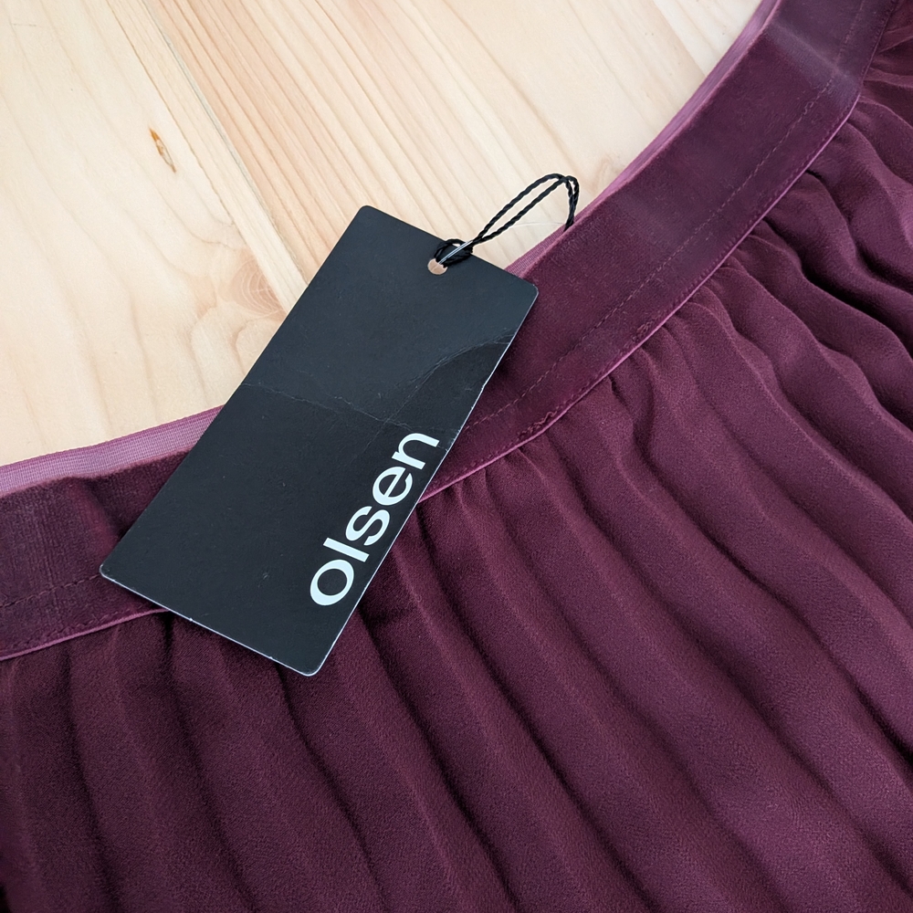 Chic A-Line Skirt in Deep Burgundy - Picture 2 of 3
